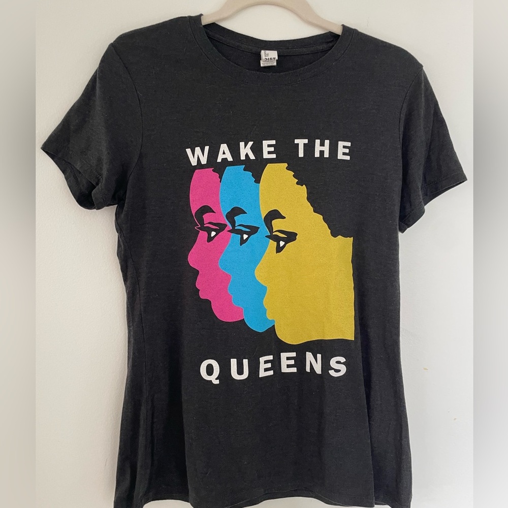 Wake The Queens T-shirt, Size M